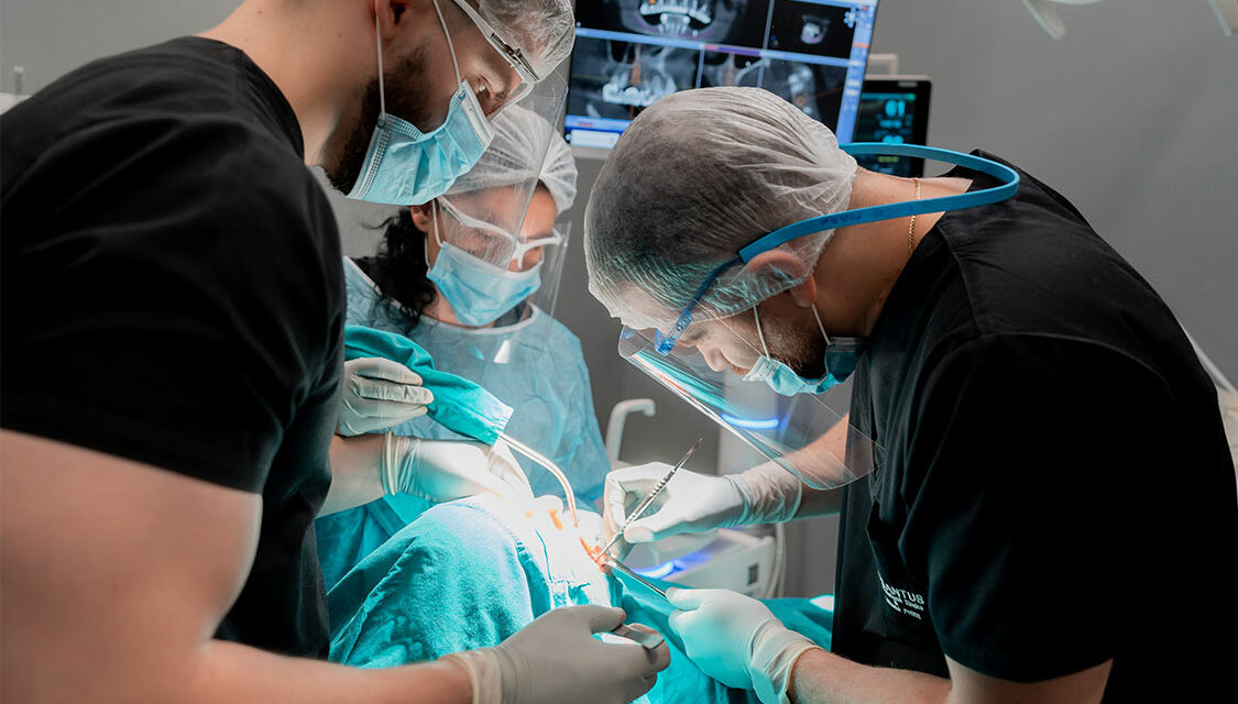 Implante Dentare: Zgjidhja Moderne për Rikthimin e Buzëqeshjes Tuaj